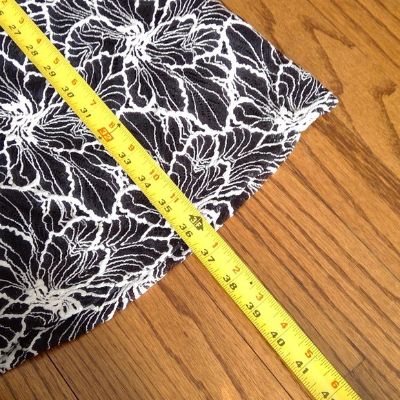 Black and White Graphic Print Dress with Ruffled Bell Sleeves - Size 10 - Picture 12 of 13